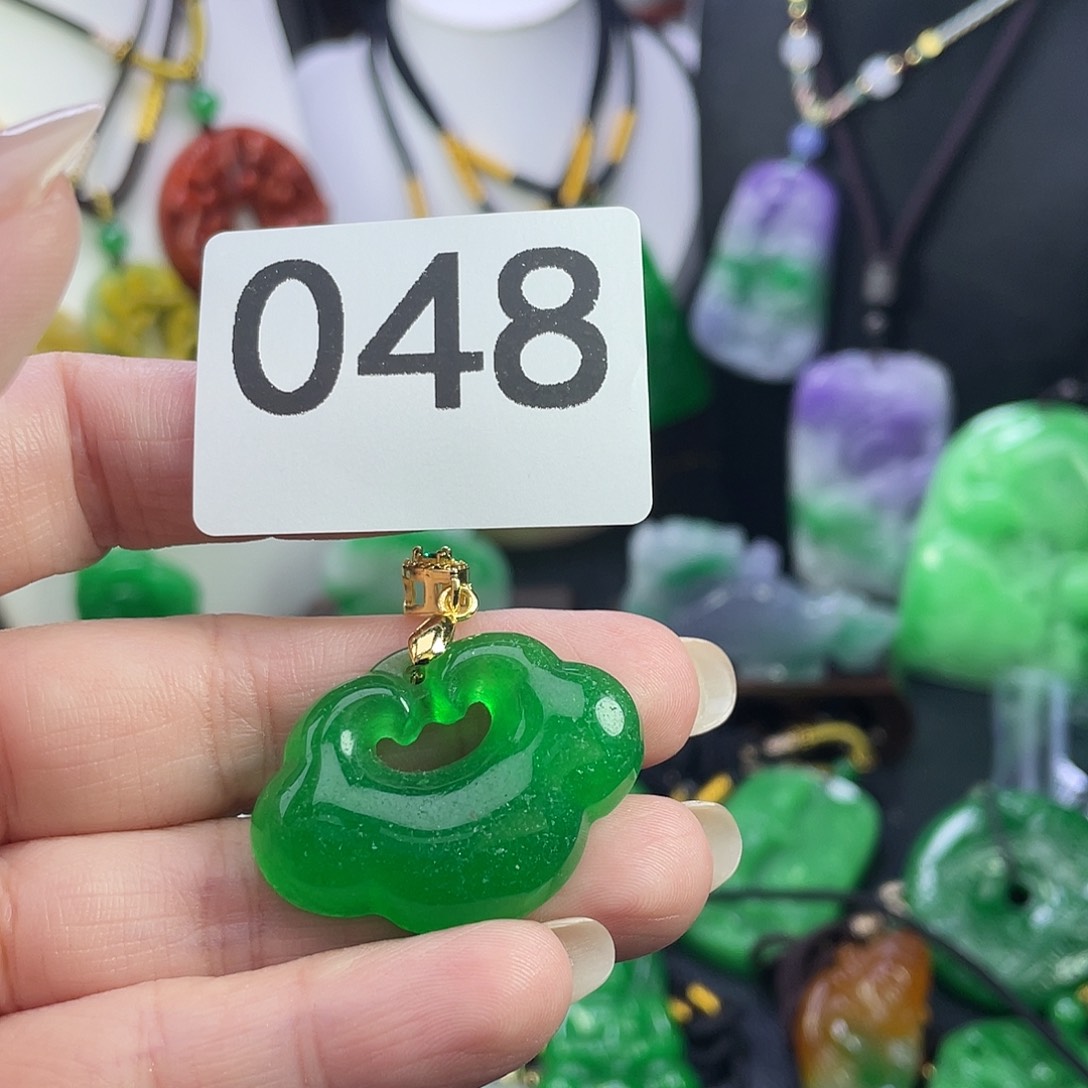 翡翠未镶嵌吊坠(赠链)