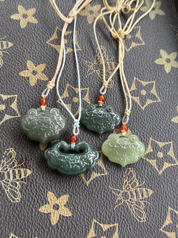 新疆和田玉祥云锁湖水绿精雕玉石挂件（商品多样性发货拍一发一）