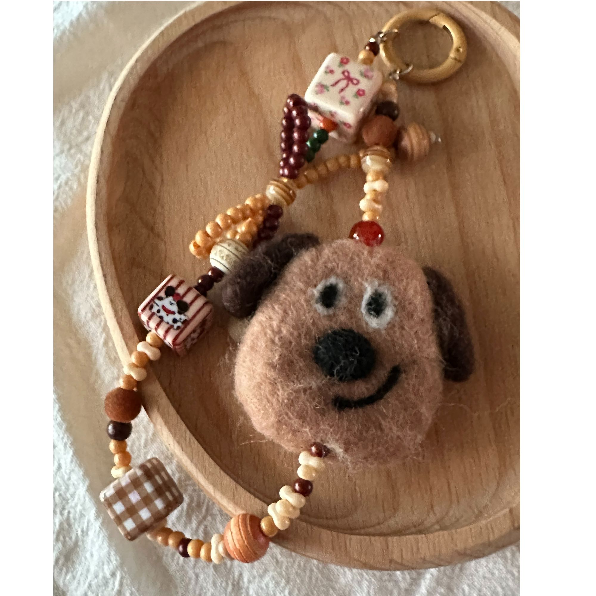 非金属玻璃手链 可爱呆萌小狗羊毛毡串珠手机链挂绳包钥匙扣复古