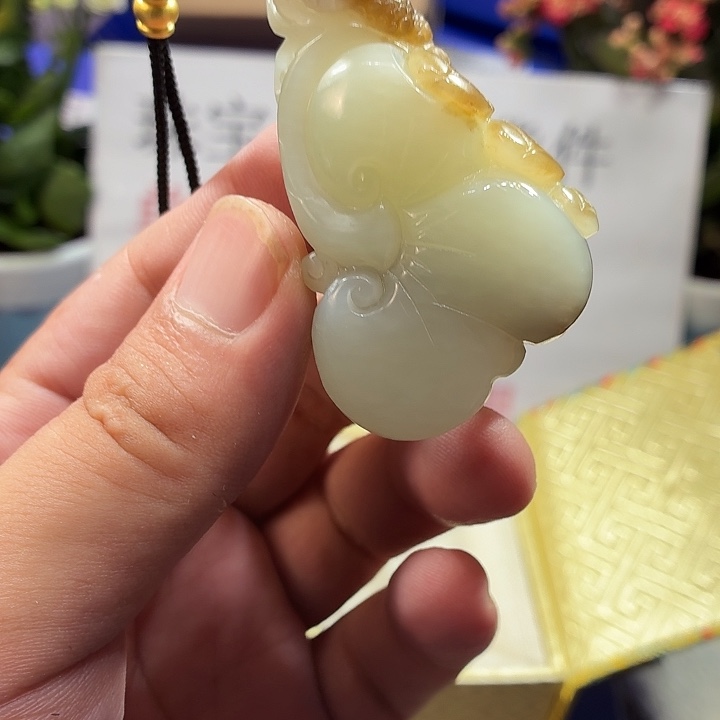 颈饰未镶嵌和田玉（糖玉）