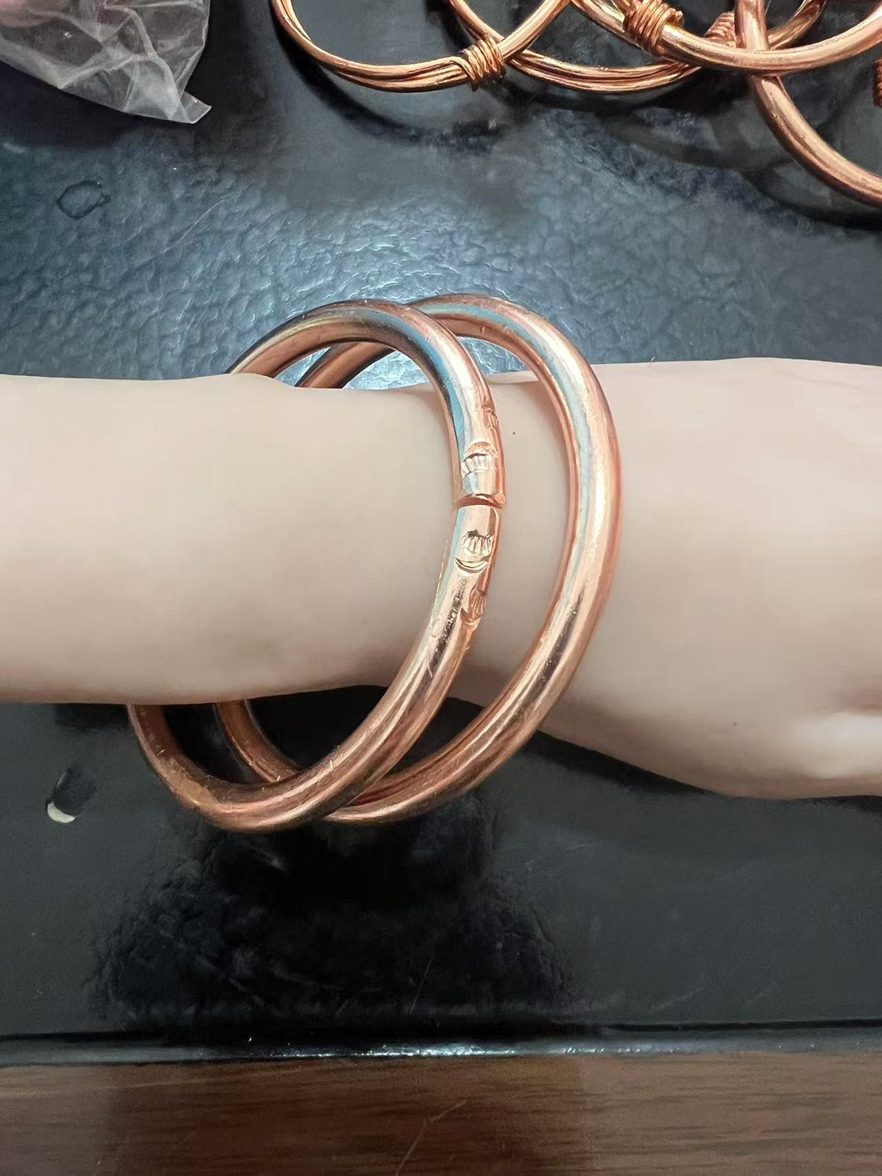 手工纯紫铜精美陶瓷汝窑茶杯金色紫铜手镯圆形雕花手镯纯紫铜火锅