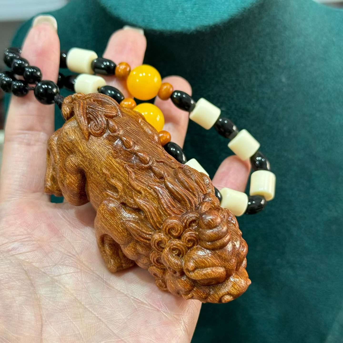 增香沉香木霸王貔貅手把件-越南红土沉香木爆满金星360度满工雕刻