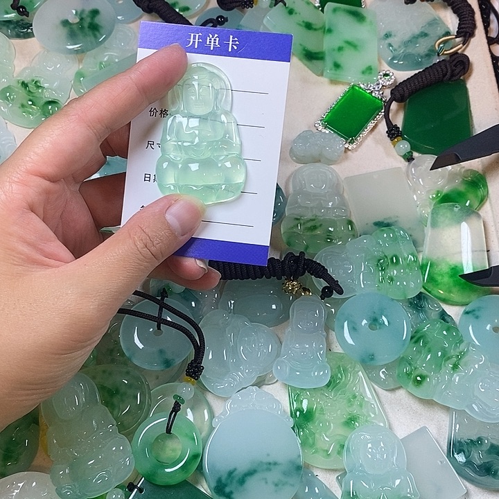 翡翠未镶嵌颈饰观音
