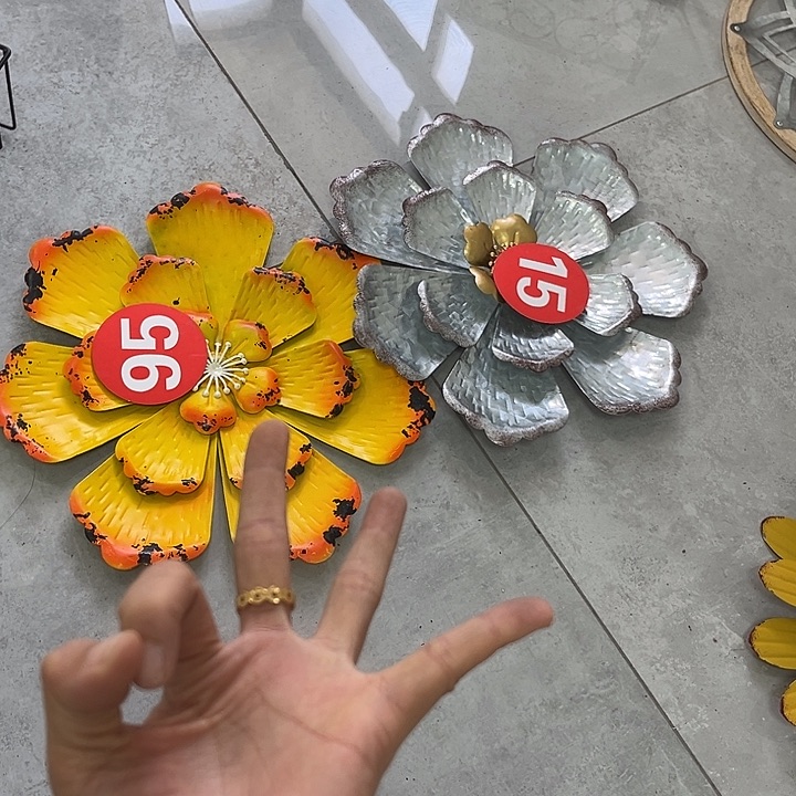 黄色两朵白色一朵