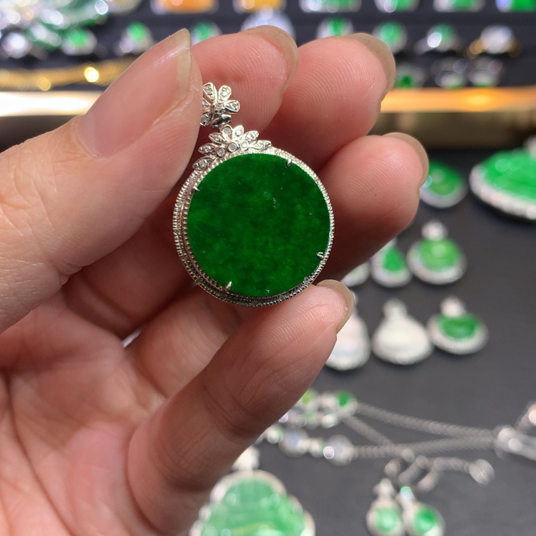 翡翠吊坠(不含链)18K金镶嵌