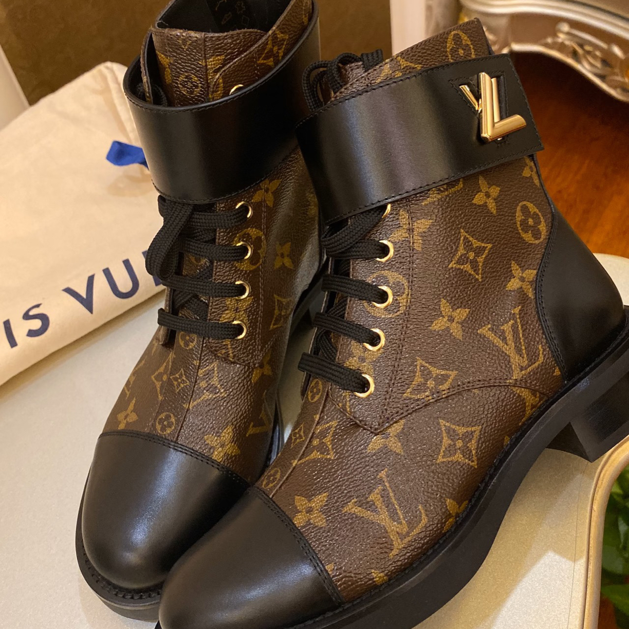 99新 AMIPARIS 款式:路易威登老花满印马丁靴 35码 4413 99新