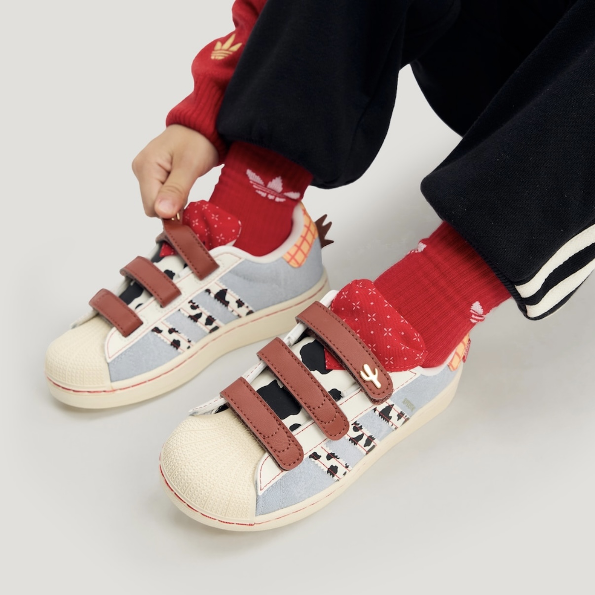adidas/阿迪达斯迪士尼联名儿童魔术贴经典贝壳头低帮板鞋 KK4471