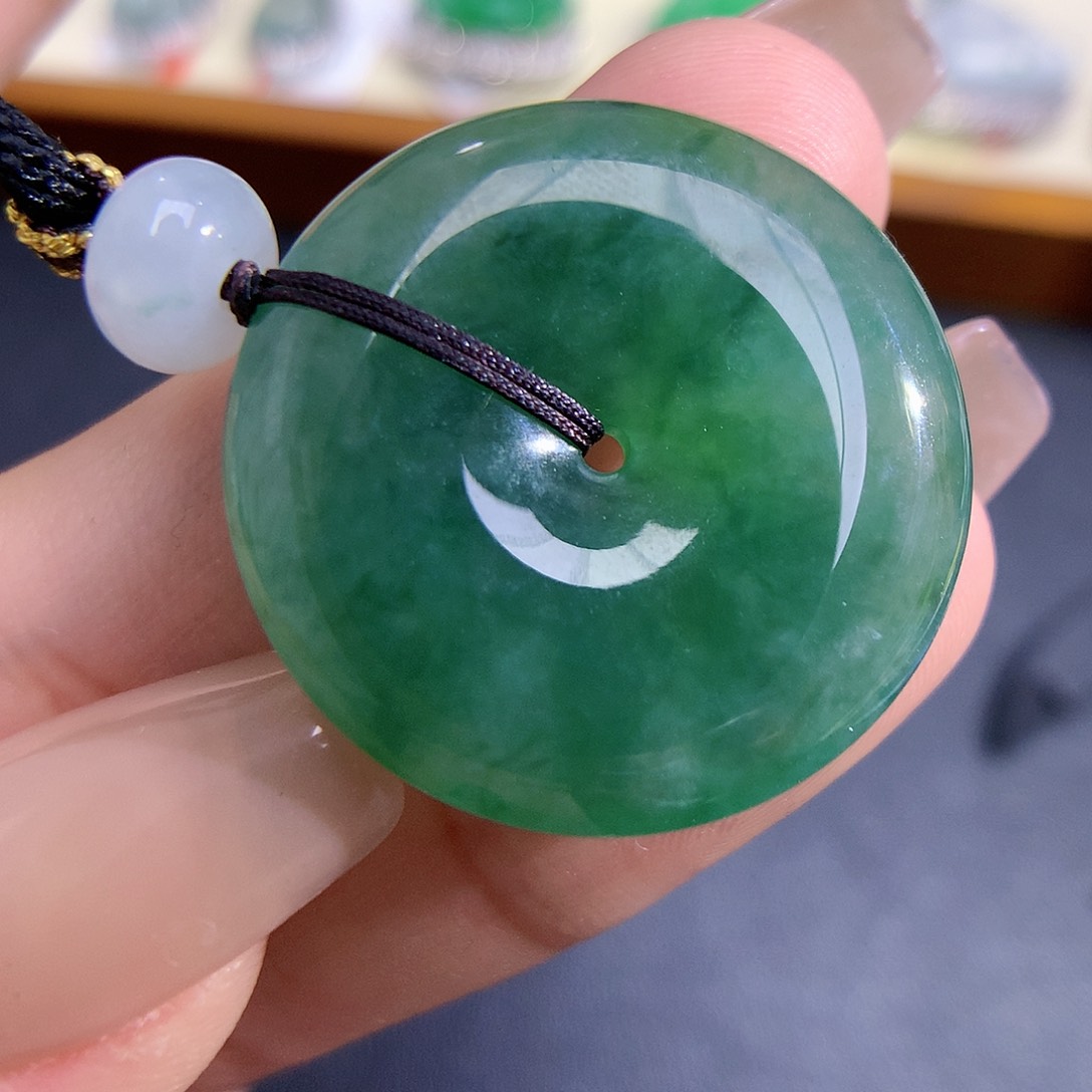 翡翠颈饰未镶嵌平安扣