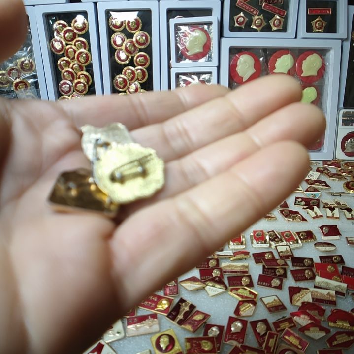 阿***利爷爷金属像章纪念