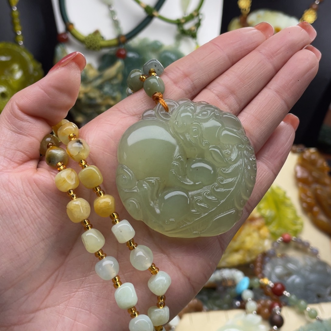 未镶嵌蛇纹石玉颈饰