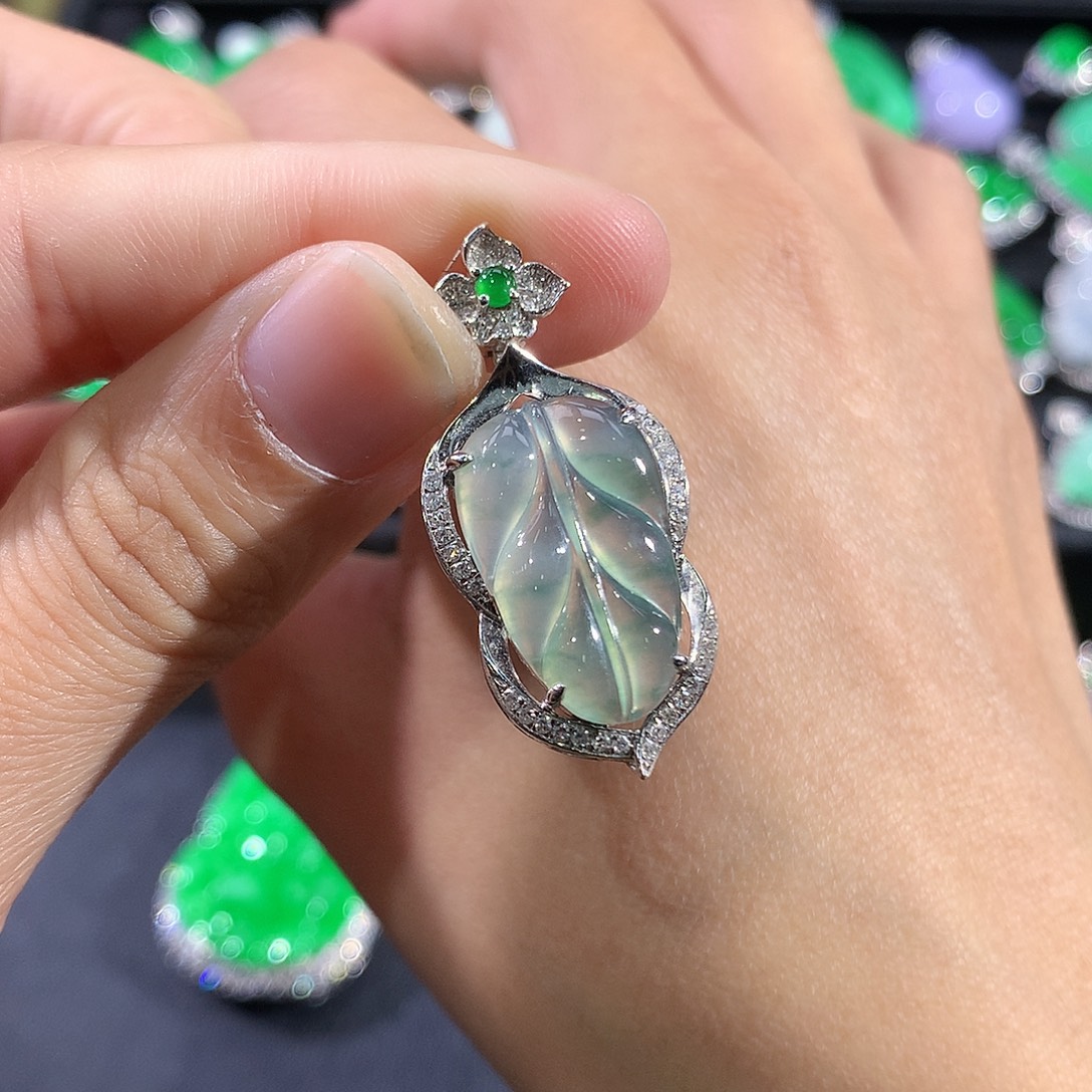 翡翠18K金镶嵌颈饰