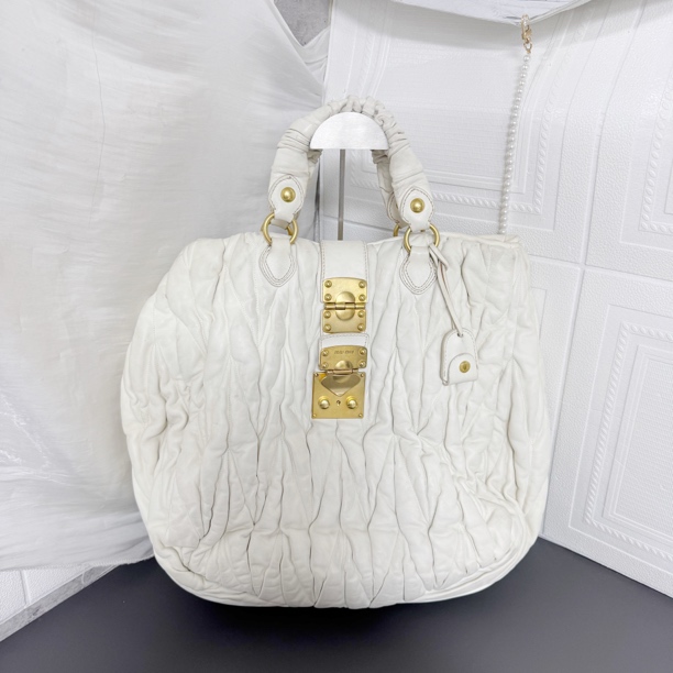 95新 MIU MIU/缪缪 白色褶皱大元宝手提包