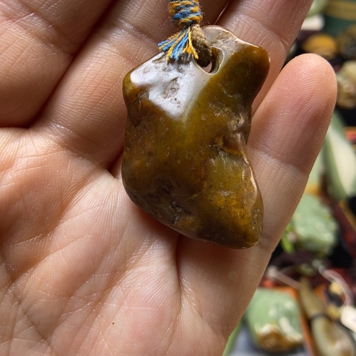 吊坠(赠链)未镶嵌岫岩河磨玉（透闪石质玉）