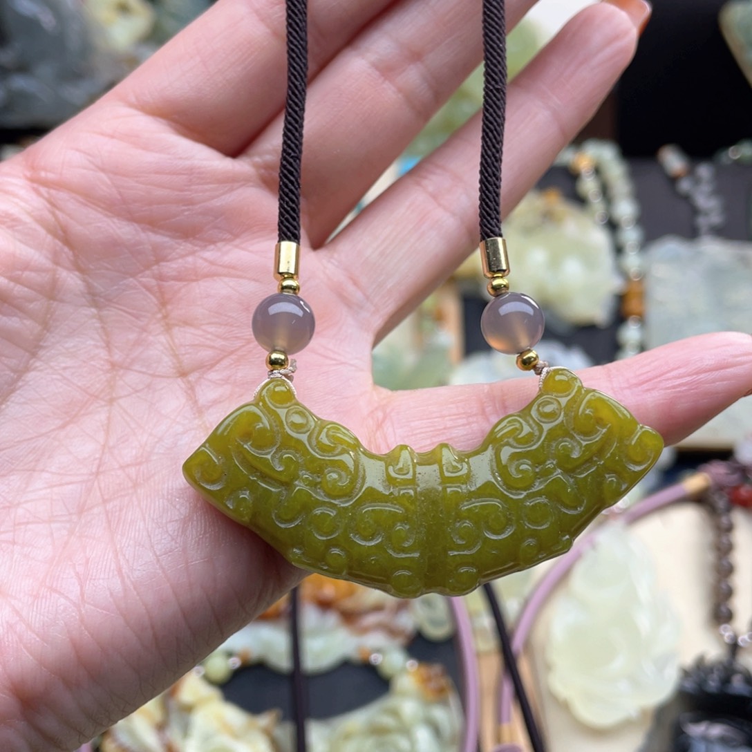 蛇纹石玉颈饰未镶嵌