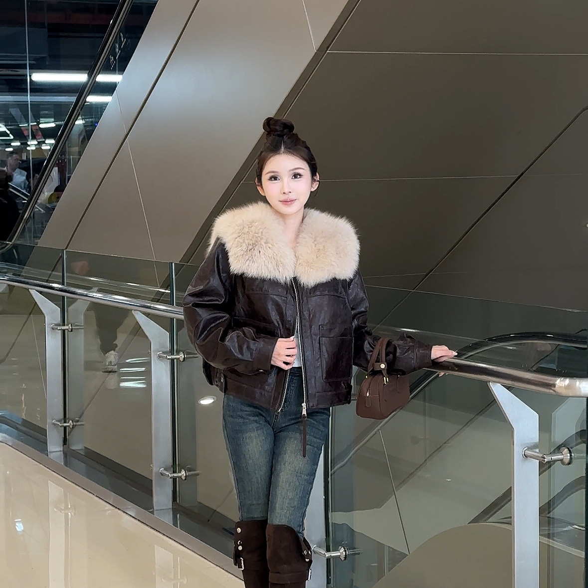 「杜塞画廊」秋冬新款90白鸭绒羽绒服短款环保毛外套女