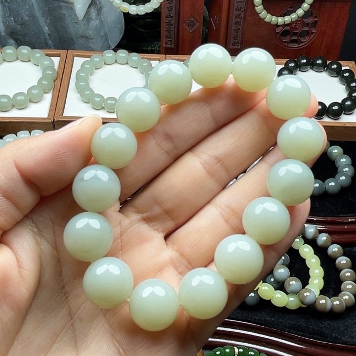 行***笙和田玉未镶嵌手串