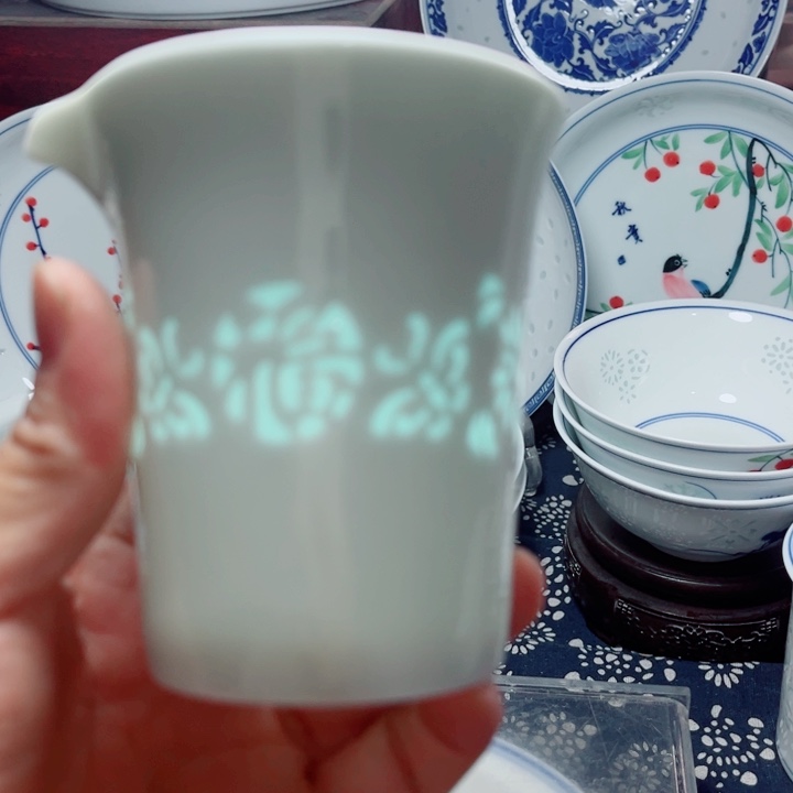 青花玲珑福字雕刻隐青公道杯