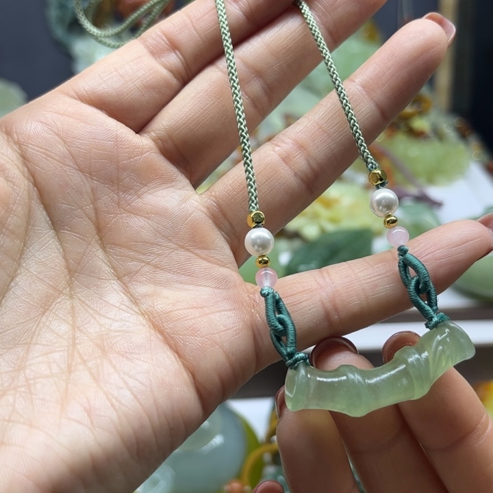 蛇纹石玉未镶嵌颈饰