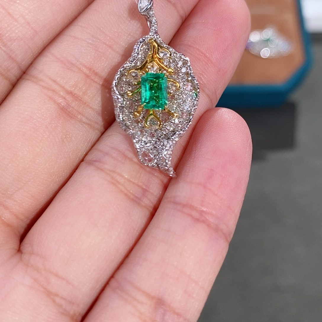 颈饰18K金镶嵌祖母绿0.69ct