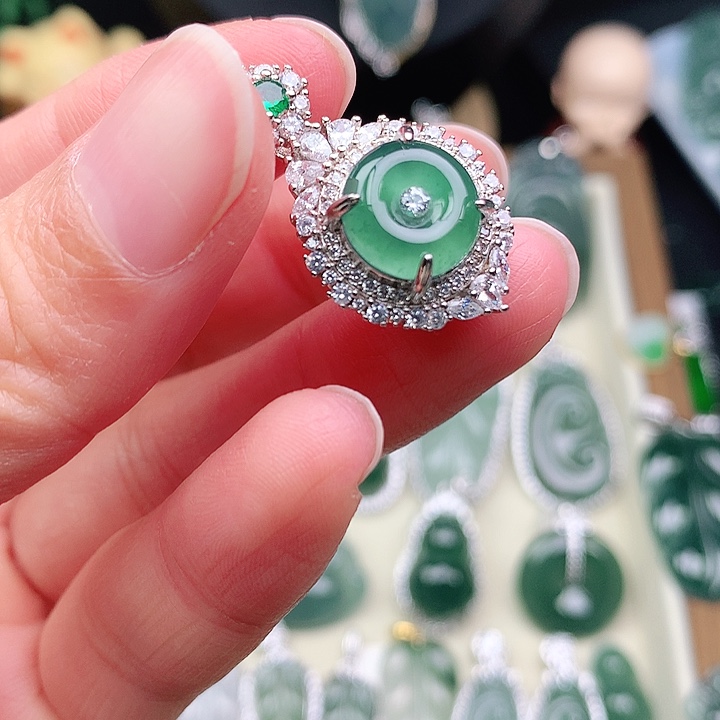 颈饰未镶嵌翡翠吊坠