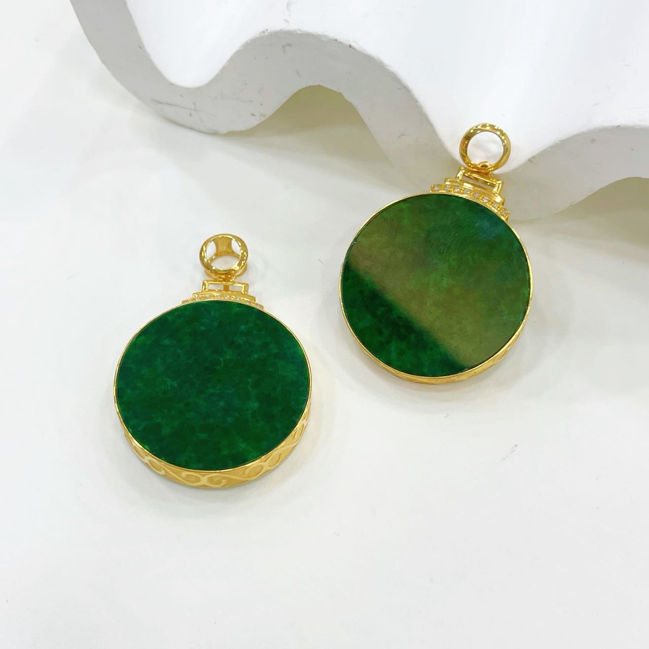 【小宝珠宝】23 S101252-18K金翡翠圆牌吊坠-多样性发其一-25.5mm