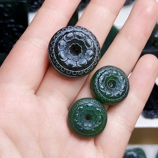 蛇纹石玉颈饰合金