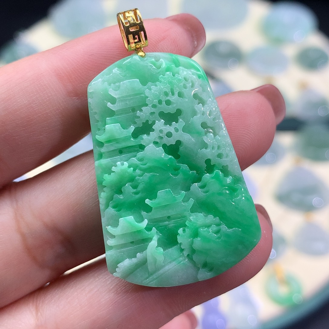 翡翠18K金镶嵌颈饰山水牌