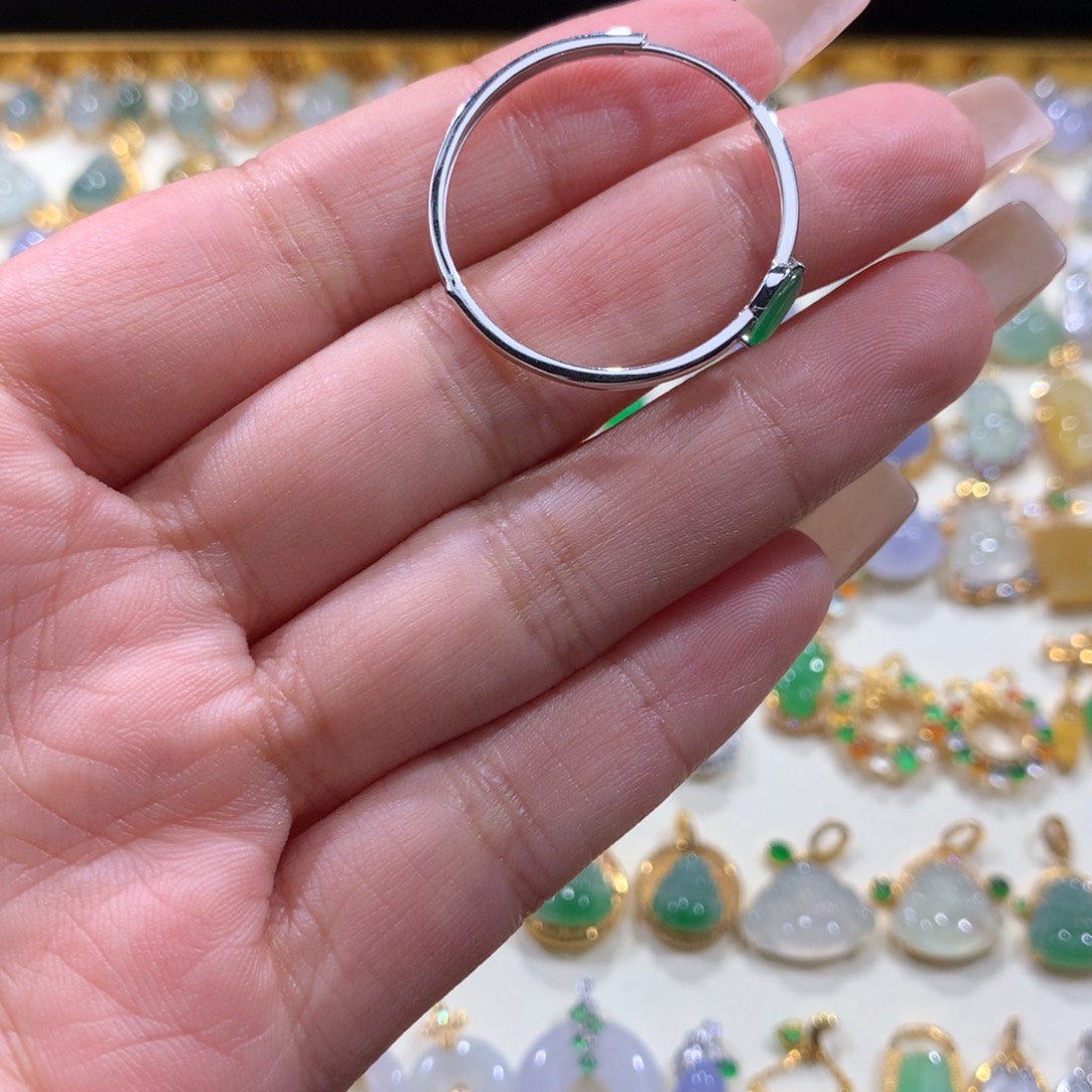 镶***号翡翠18K金镶嵌颈饰翡翠