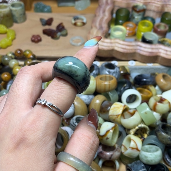 沈***界蛇纹石玉未镶嵌戒圈