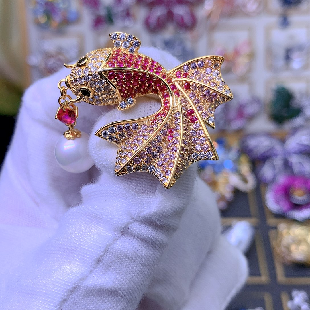 合成立方氧化锆铜胸针