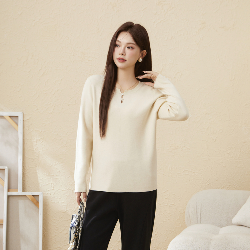 采多宝大码女装圆领镂空钉珠极简风修身显瘦打底毛衣 EDMY6877