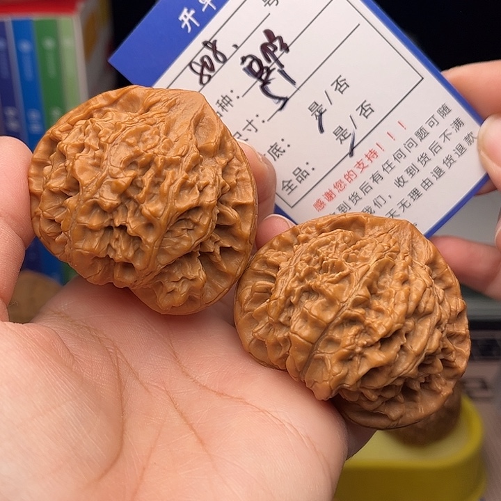 文玩核桃手捻核桃的