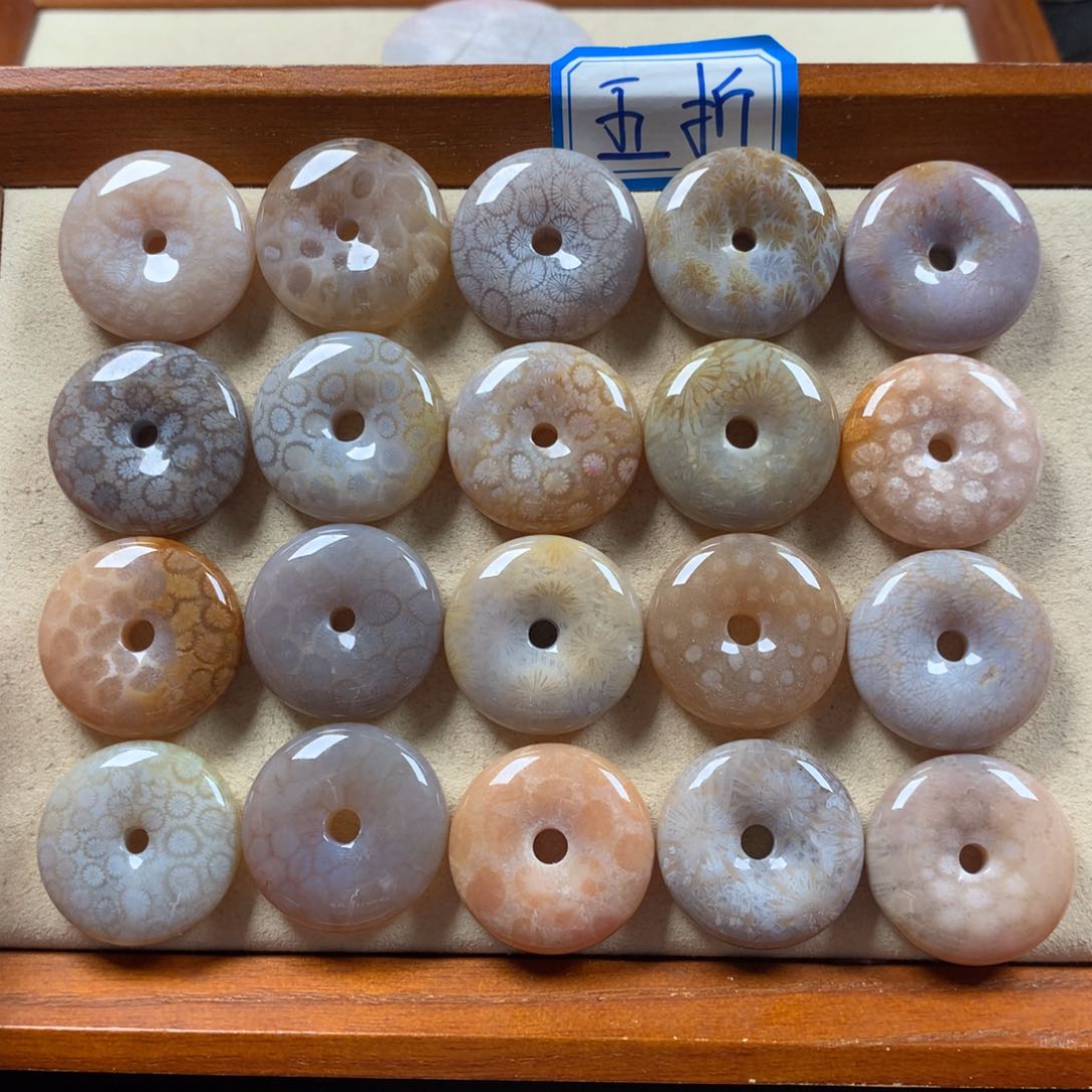 硅化珊瑚（珊瑚玉）未镶嵌平安扣吊坠漏30/个。可挑。