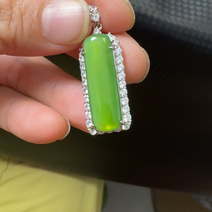 颈饰银S925镶嵌和田玉苹果绿荧光难吊坠