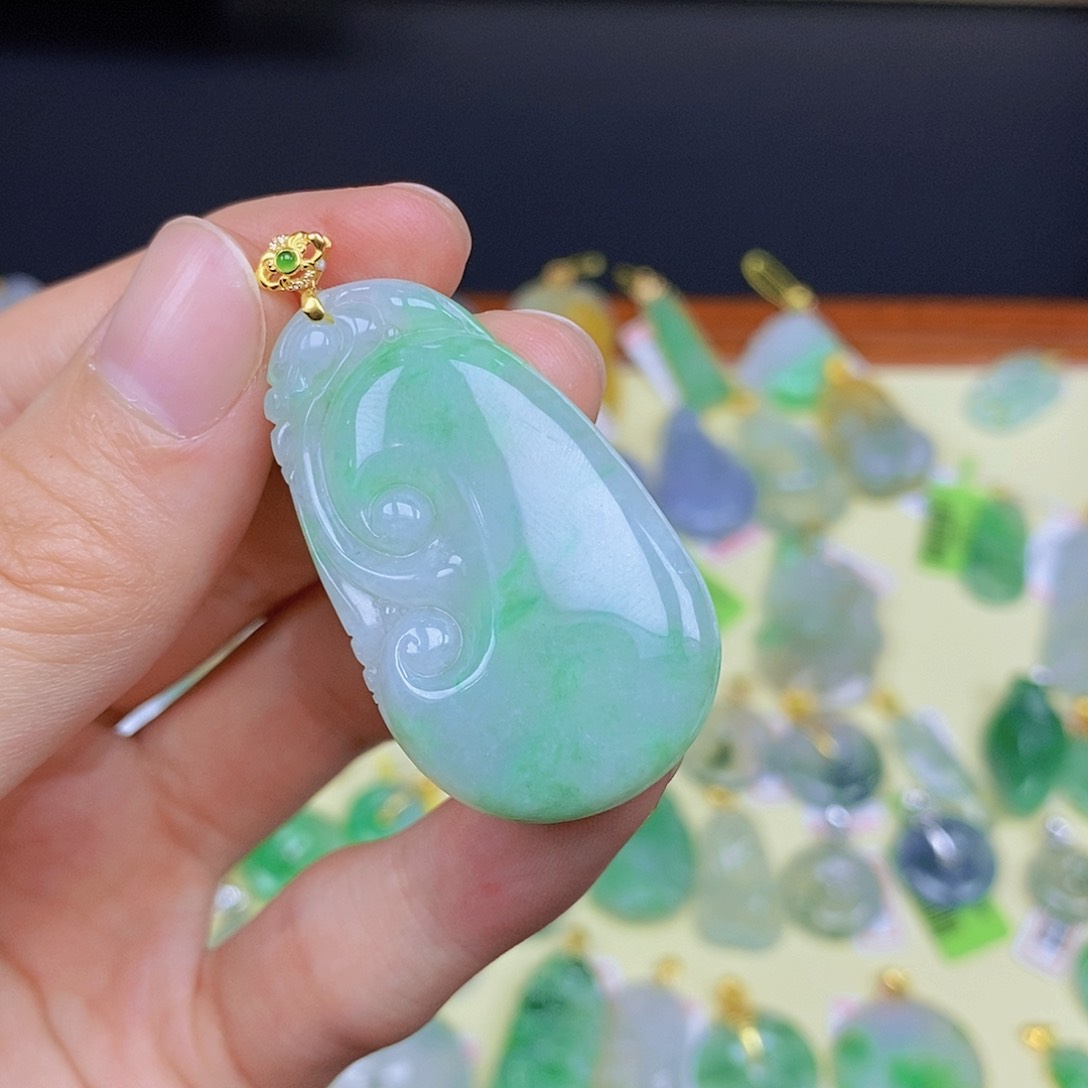 翡翠颈饰18K金镶嵌翡翠