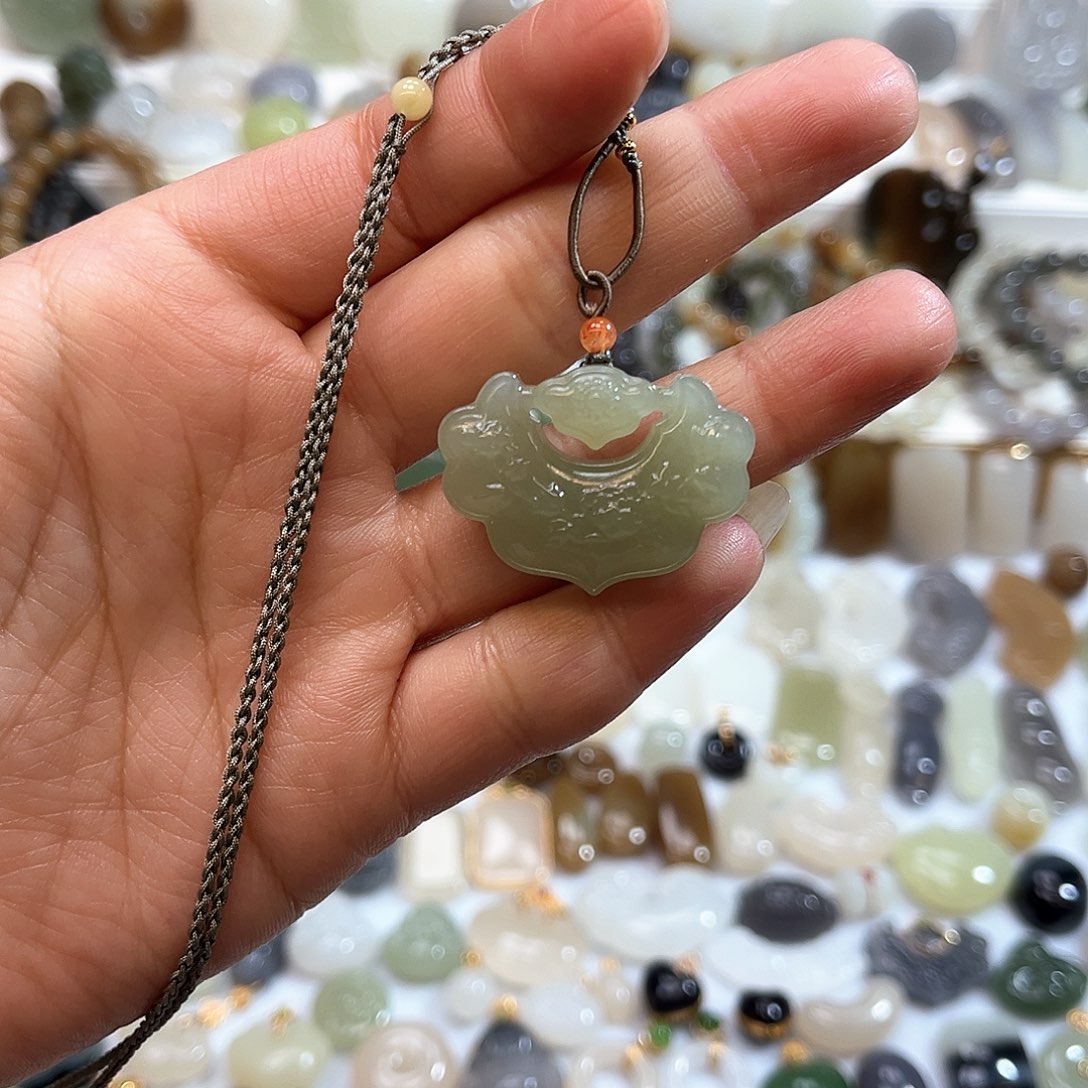 和田玉吊坠(赠链)未镶嵌