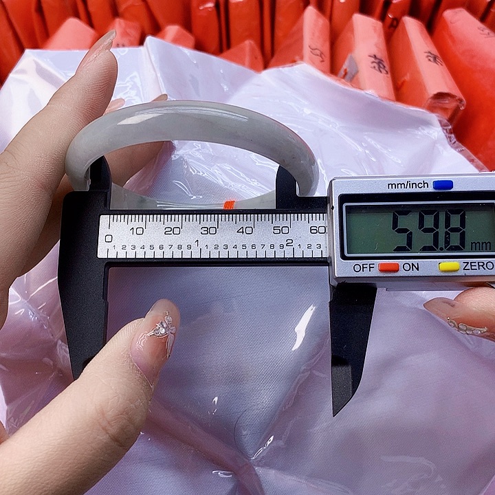 翡翠手镯未镶嵌21。 