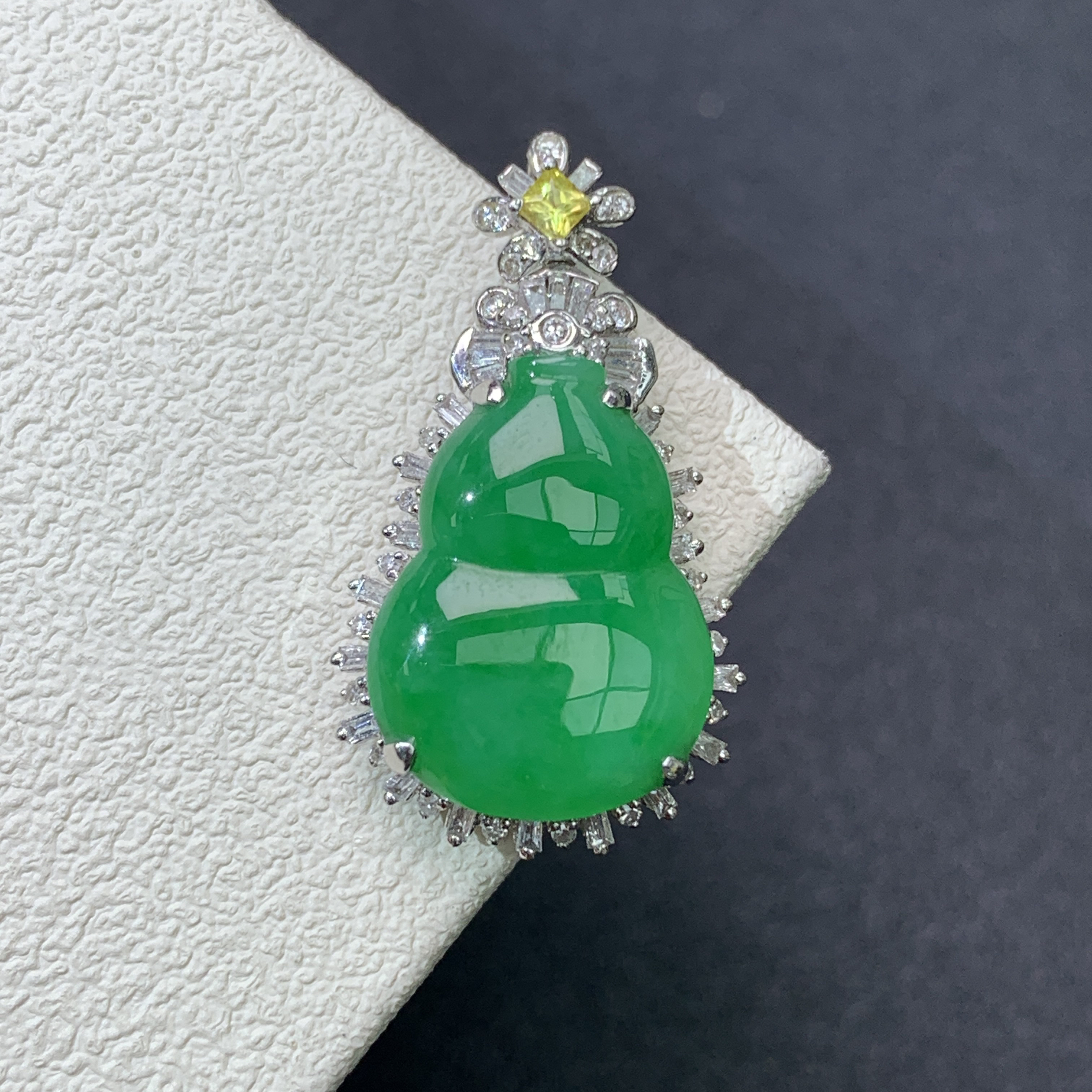 新品推荐·18k金浓阳绿葫芦翡翠玉石缅A吊坠气质轻奢设计款