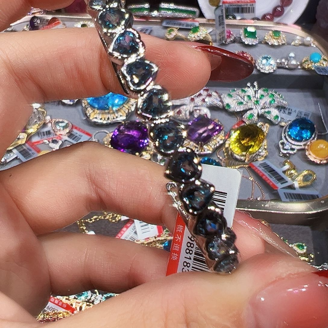 未镶嵌托帕石珠宝奇石