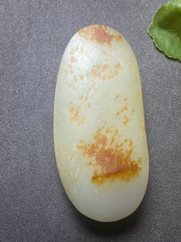 和田籽玉皮带扣，皮色自然、艳丽，玉质细腻、油润。