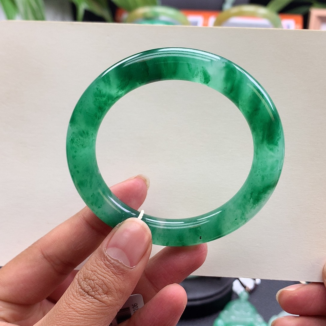 石英质玉未镶嵌手镯是***。