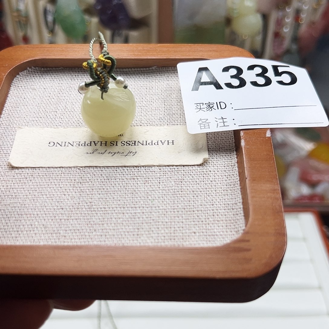 程***族石英质玉合金颈饰