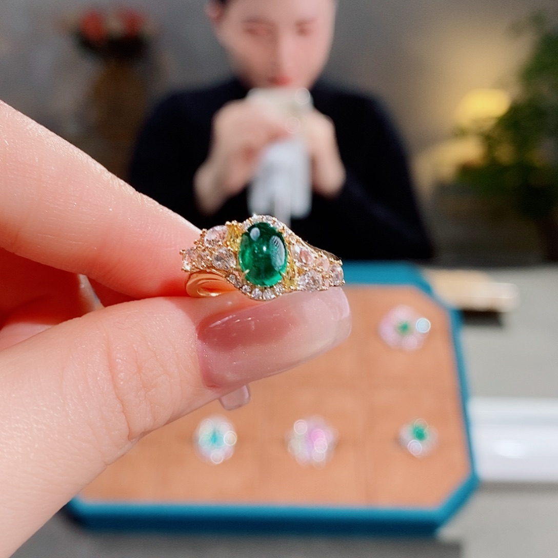 祖母绿戒指18K金镶嵌1.05ct