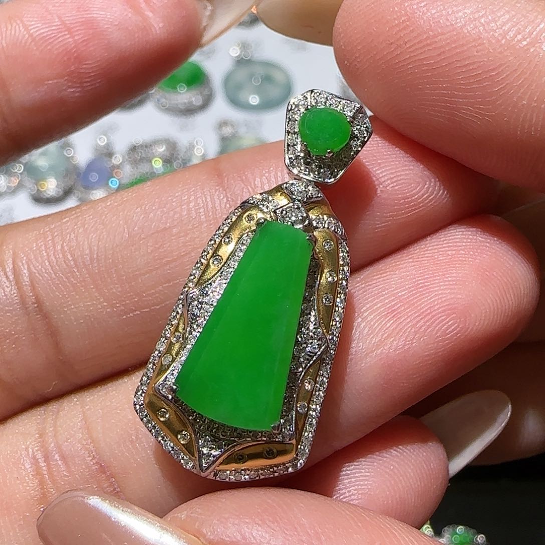 【闪购商品】颈饰18K金镶嵌翡翠天然