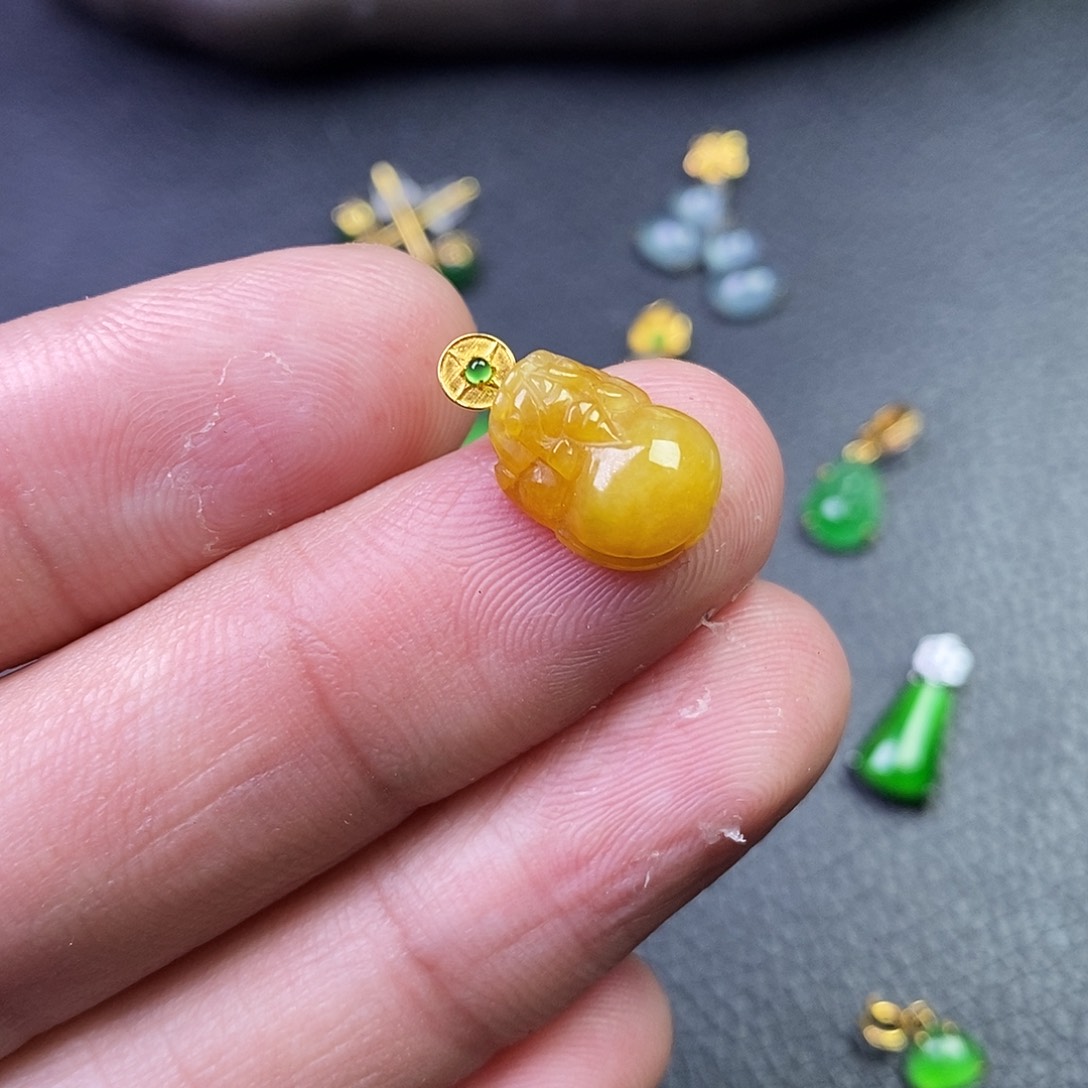 颈饰18K金镶嵌翡翠