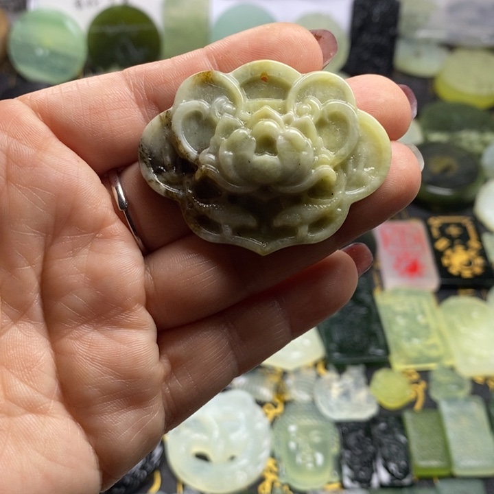 蛇纹石玉颈饰合金