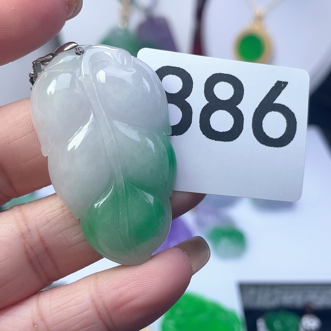翡翠吊坠(赠链)未镶嵌