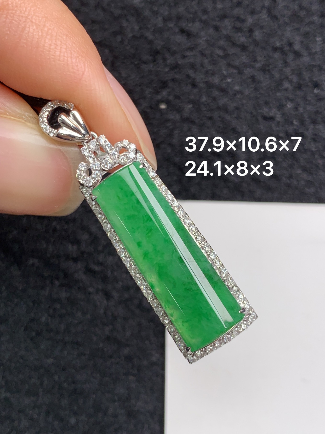 18K金镶嵌天然缅甸翡翠紫罗兰无事牌吊坠