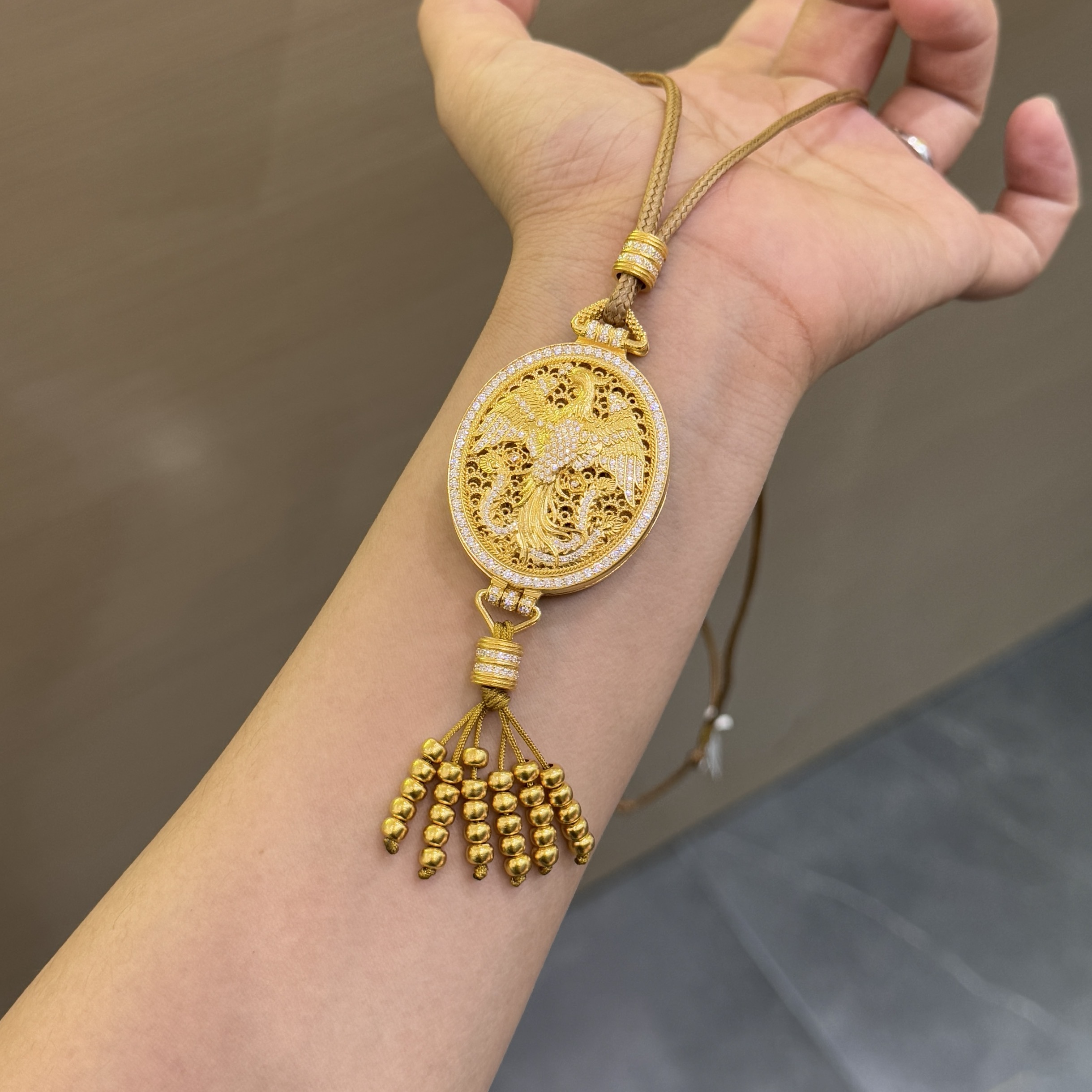 【菠萝珠宝】足金999 时尚点钻龙凤香囊吊坠  金重：50.48克