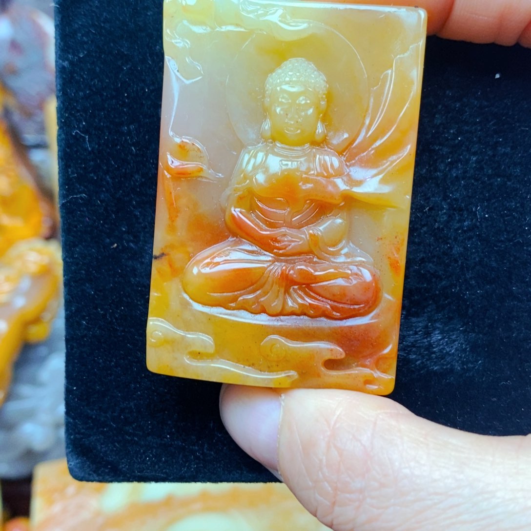 未镶嵌石英质玉（黄龙玉）颈饰